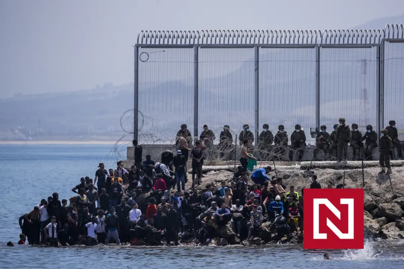 Čítali na Facebooku, že hranice nikto nestráži. Tisícky migrantov z Maroka preplávali do španielskej Ceuty – Denník N