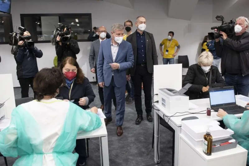 Peniaze na Sputnik V sú pripravené. O povolení očkovania sa rokuje - SME