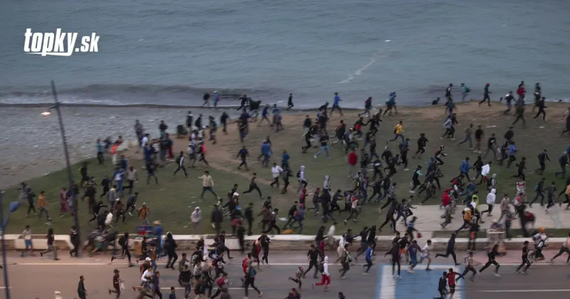 Španieli zúria a hovoria o agresii: VIDEO Na ich územie prúdia tisíce migrantov! | Topky.sk