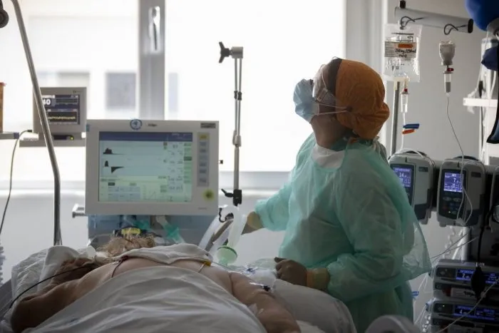 Koronavírus: Počet hospitalizovaných klesol na 626. Na JIS je 53 pacientov