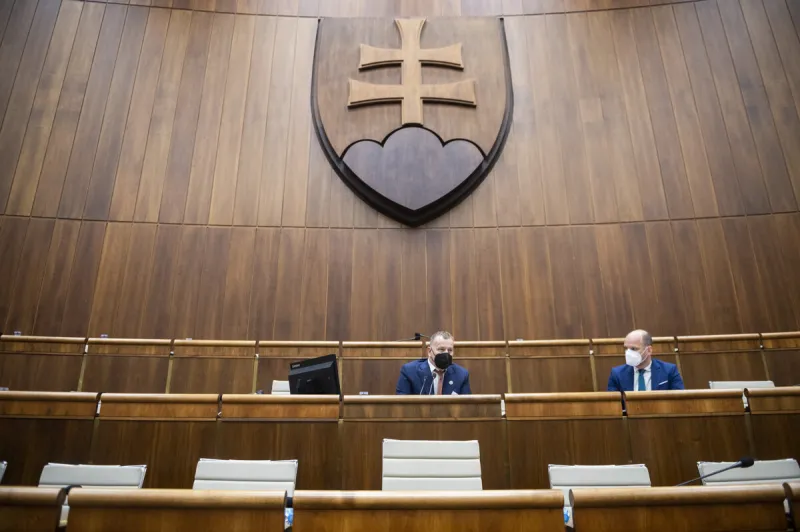 Poslanci prerušili rokovanie. Chcú, aby priviedli exšéfa SIS Pčolinského - SME