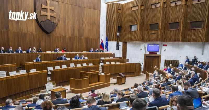 NAŽIVO Príde do NR SR ex šéf SIS Pčolinský? Emotívny prejav premiéra Hegera a drsná reakcia Pellegriniho! | Topky.sk
