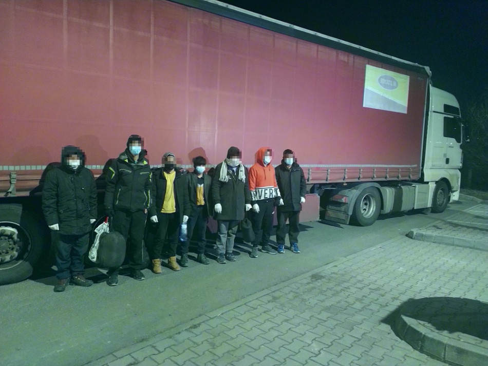 V Budapešti odhalili policajti v kamiónoch schovaných 11 migrantov