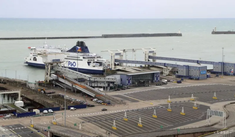 Protest proti imigrácii zablokoval dopravu v britskom prístave Dover