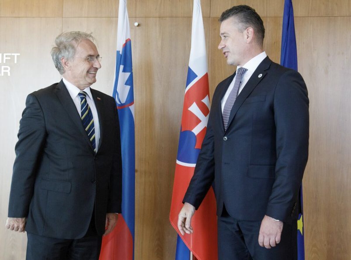 Mikulec sa zhodol so slovinským ministrom vnútra na postoji k migrácii - SME