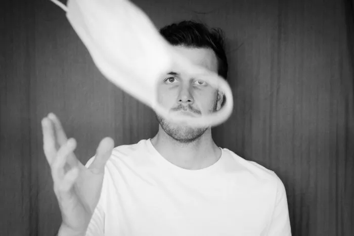 Bez lockdownu a s miernymi opatreniami: V ktorej krajine ZLYHALI v boji s pandémiou?