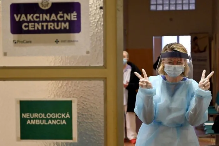 Koronavírus: Denne pribúdajú TISÍCKY zaočkovaných ľudí, počet hospitalizovaných klesá