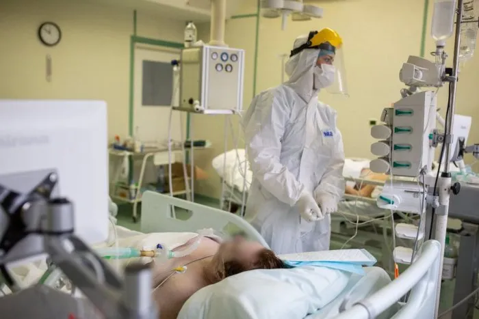 Koronavírus: Počet hospitalizovaných pacientov naďalej klesá