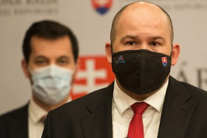 Brat je nadovšetko. Poslanec Pčolinský potopí v parlamente ministra Mikulca