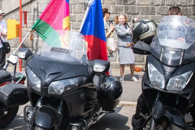 Aktualizované: Desiatky ľudí pred ruským veľvyslanectvom podporili motorkárov Noční vlci, prišiel aj Čarnogurský - Webnoviny.sk