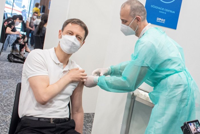 Premiér Heger o koronavíruse: Ešte sme nevyhrali. Pracuje sa na ODMENÁCH za očkovanie!