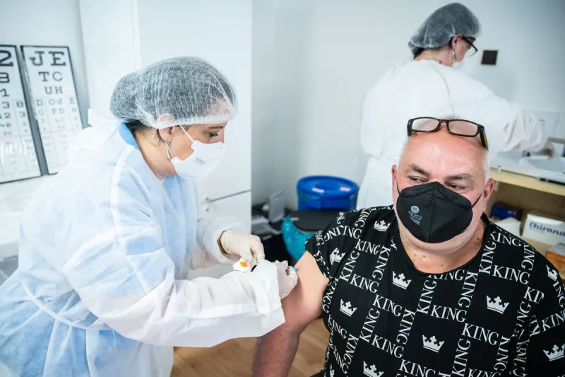 Slováci budú môcť cestovať do Česka bez testu aj po očkovaní Sputnikom - SME