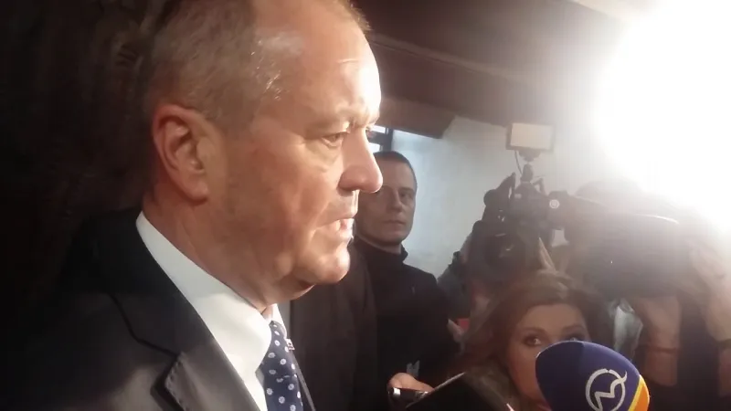 Minister obrany Gajdoš uteká pred otázkami na transportéry a SNS - YouTube