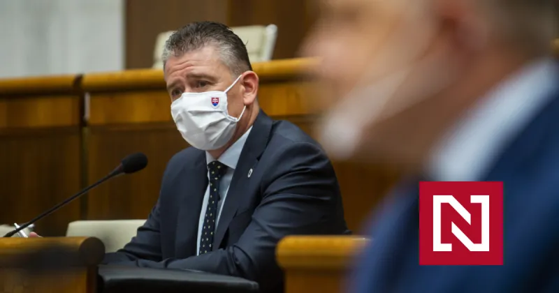 Ministra vnútra Mikulca neodvolali. Pčolinskí nehlasovali, väčšina Sme rodina sa zdržala – Denník N