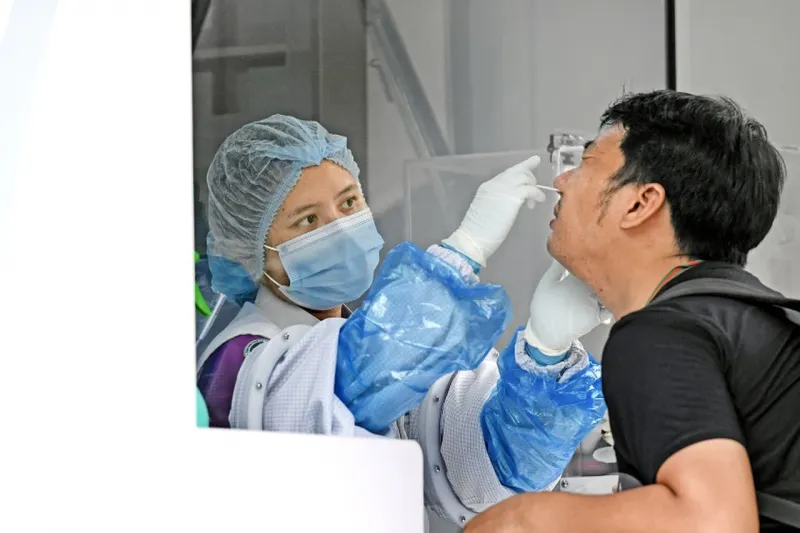 Delta variant koronavírusu robí v Británii veľkú šarapatu: Toľko nakazených nemali od februára! Uvoľnenie opatrení nebude | Nový Čas