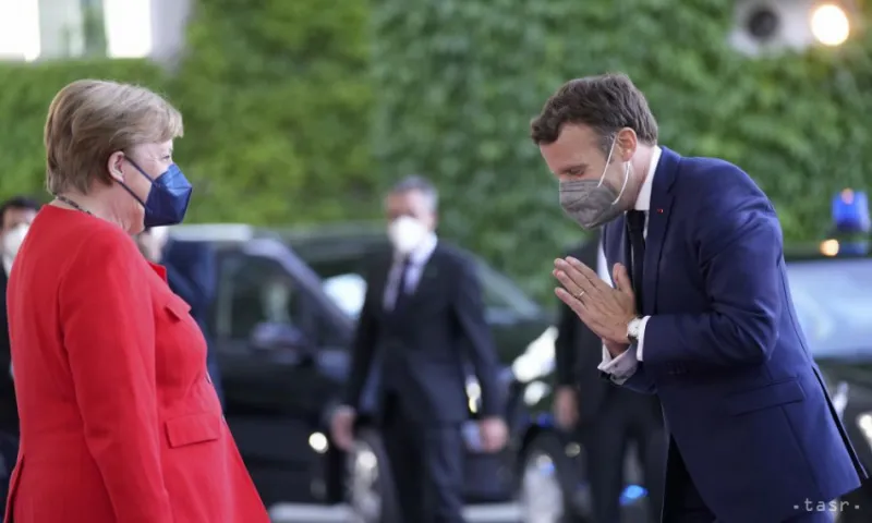 Merkelová a Macron varujú pred šírením nových variantov koronavírusu