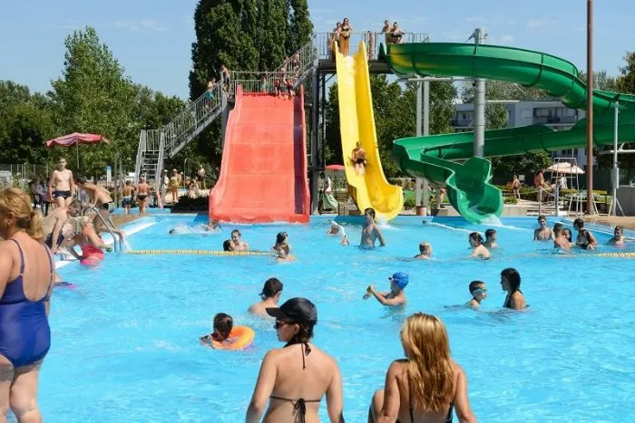 Môže sa koronavírus šíriť vodou na kúpanie? Úrad približuje riziká pri návšteve kúpalísk