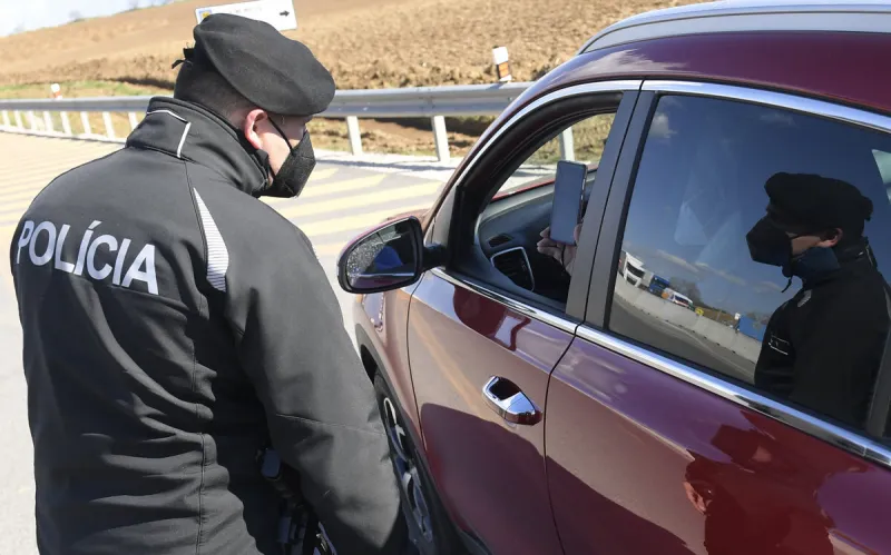 Koronavírus: Kontroly na hraniciach by sa mali spustiť budúci týždeň (minúta po minúte) - SME