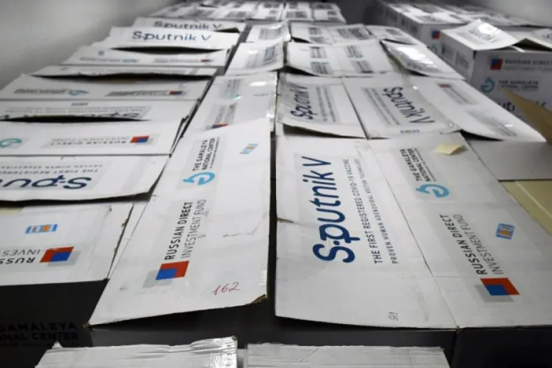 Záujem o Sputnik V je nízky, vakcíny čoskoro expirujú: Slovensko ich predá alebo daruje