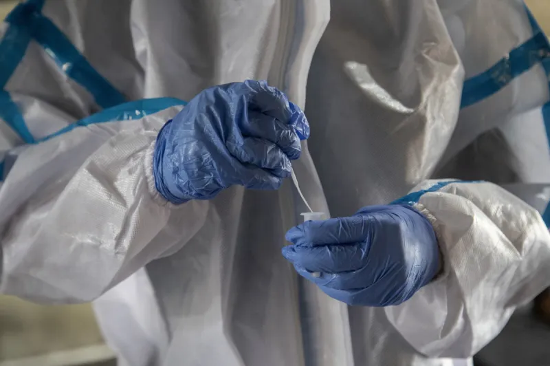 PCR testy odhalili 28 prípadov koronavírusu, pribudla jedna obeť - SME