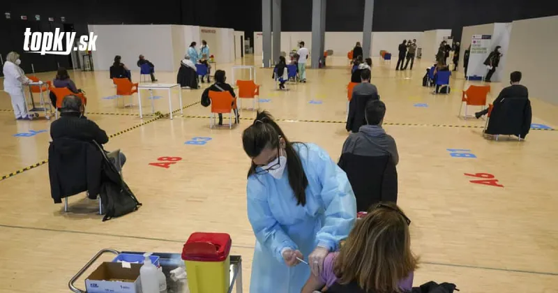 KORONAVÍRUS Dvaja pracovníci očkovacieho centra sa nakazili: Prekvapivé výsledky pretestovania ľudí! | Topky.sk