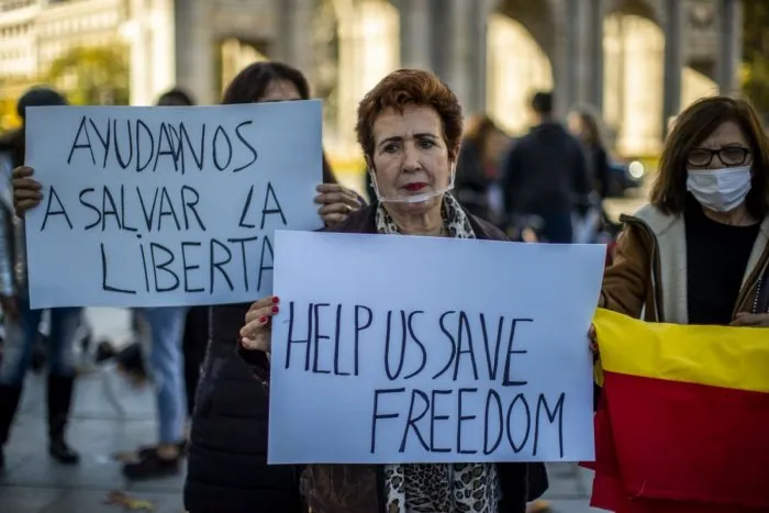 Španielski sudcovia rozhodli, že lockdown a zákaz vychádzania boli protiústavné