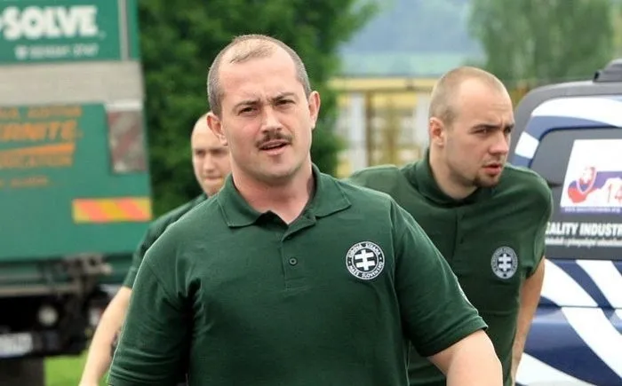 Letná návšteva v centrále kotlebovcov: FOTO Brána dokorán a bojovné heslá | Topky.sk