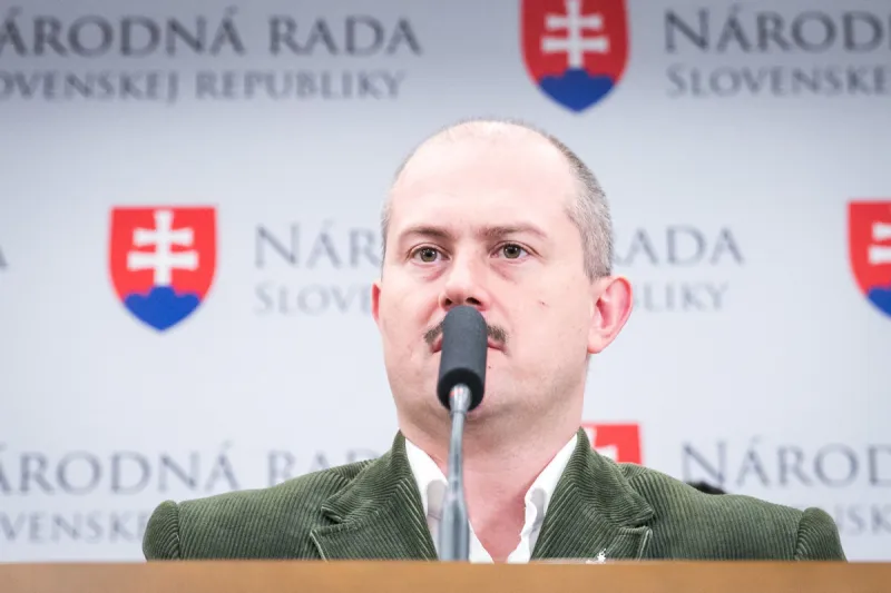 Kotleba opäť dotoval sumou 1488 eur, tentoraz dal peniaze na hokej - domov.sme.sk