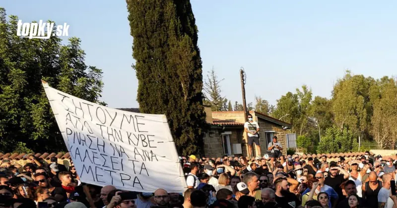 KORONAVÍRUS Protestujúci proti opatreniam a očkovaniu na Cypre zaútočili na sídlo televízie | Topky.sk