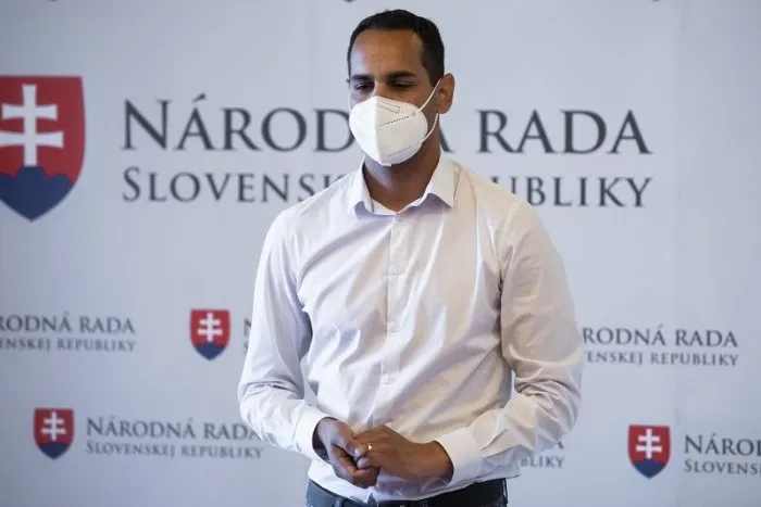 Farizejstvo OĽANO?! Pčolinský kritizuje, že ďalej zamestnávajú Heráka za tisíce eur