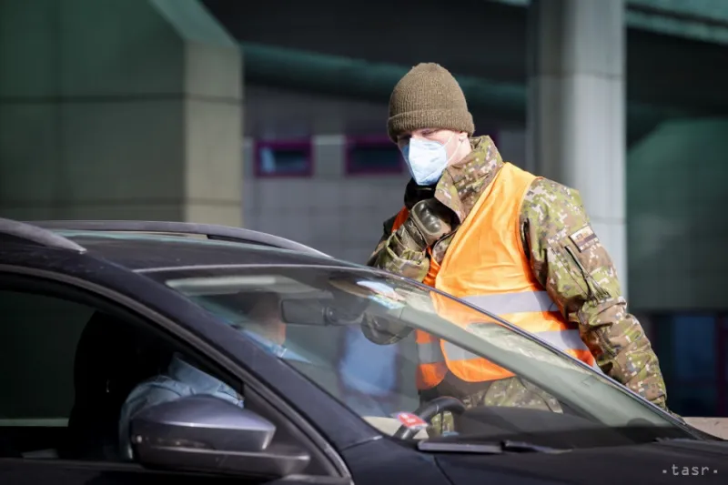 Trinásťročný Chorvát prevážal migrantov do Rakúska