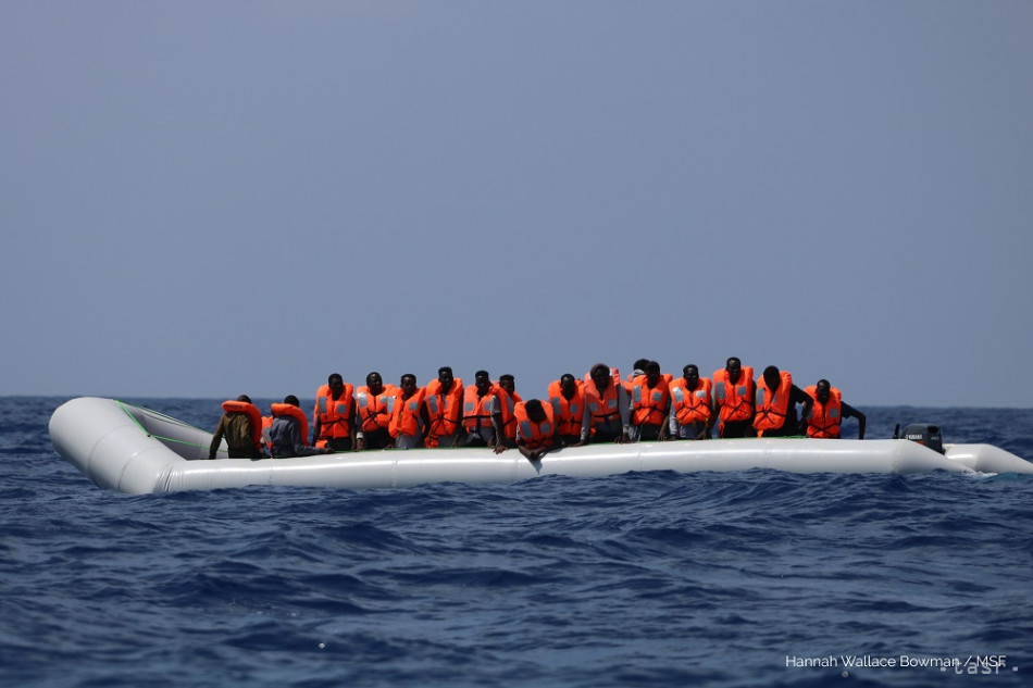 Francúzska polícia prekazila plavbu cez Lamanš už vyše 10000 migrantom