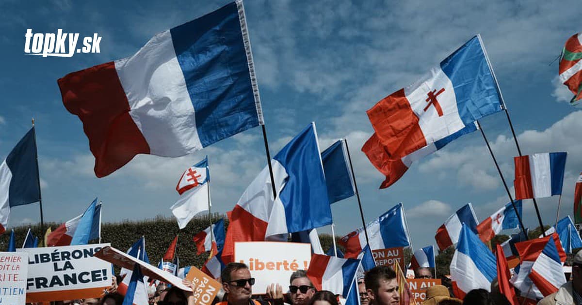 KORONAVÍRUS Francúzskom otriasajú demonštrácie: Desaťtisíce ľudí opäť protestovali proti covidpasom | Topky.sk