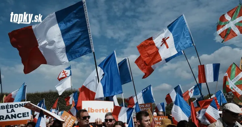 KORONAVÍRUS Viac ako 120-tisíc ľudí vo Francúzsku protestovalo proti covid pasom | Topky.sk