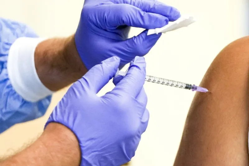 V Anglicku začali podávať tretiu dávku vakcíny proti koronavírusu: Týchto ľudí uprednostnili | Nový Čas