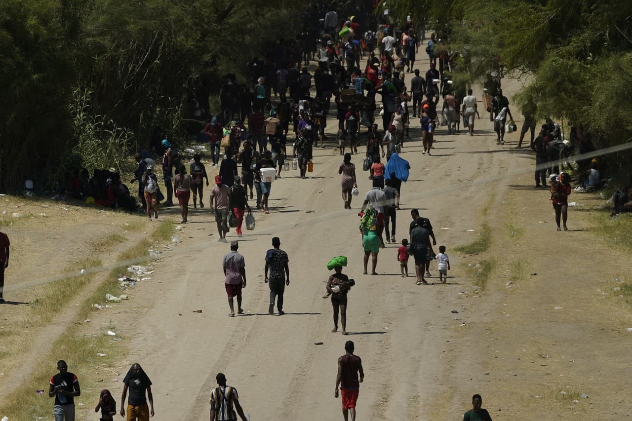Tisíce migrantov z Haiti sa brodili riekou s deťmi na pleciach: V USA skončili pod mostom | Nový Čas