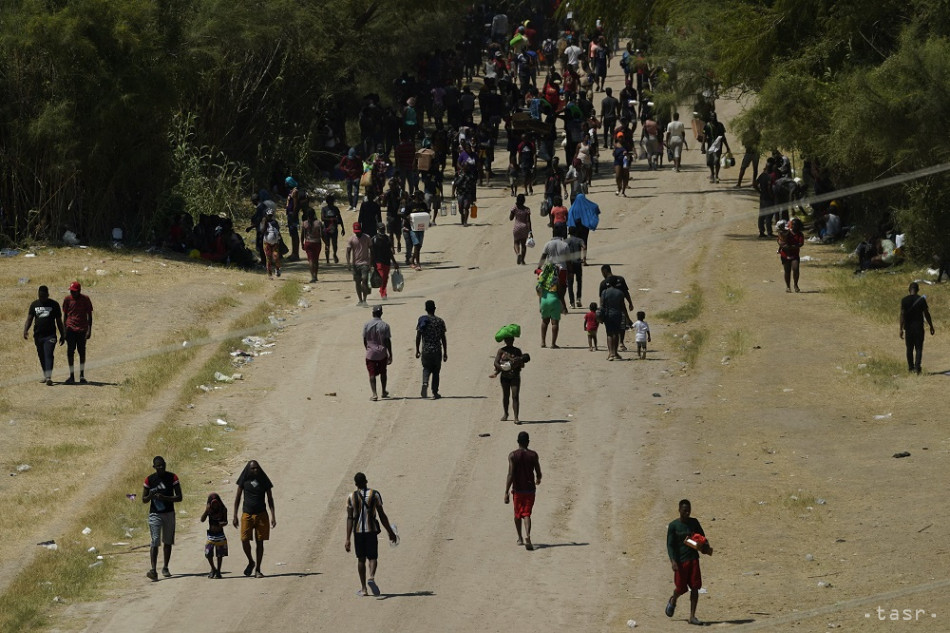 Tisíce migrantov z Haiti sa utáborili pod mostom na juhu Texasu