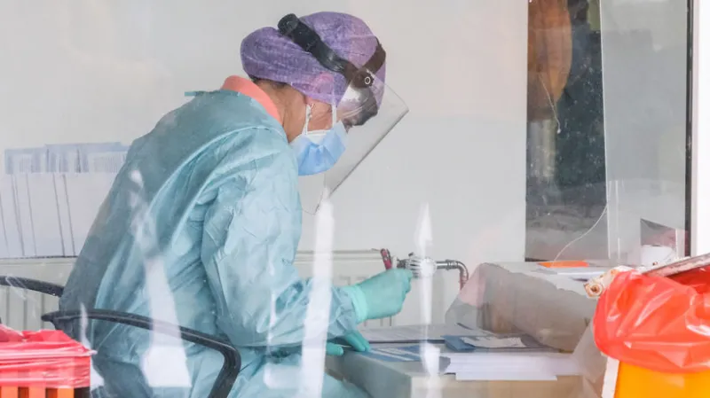 Pribudlo vyše sto prípadov nákazy koronavírusom a štyri obete - Domáce - Správy - Pravda.sk