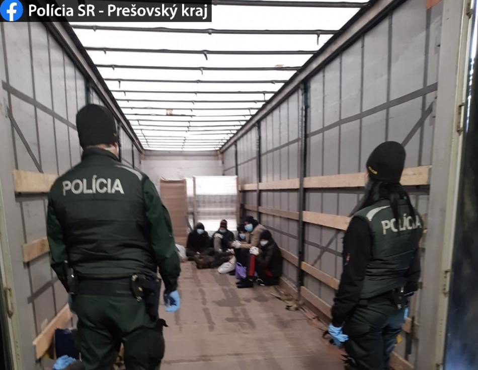 ODVÁŽNY SLOVÁK: V nákladnom aute viezol 23 migrantov