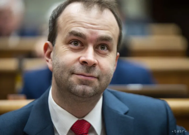 Podmanický kritizuje chaos, Pčolinský pripomenul, kto ich to naučil