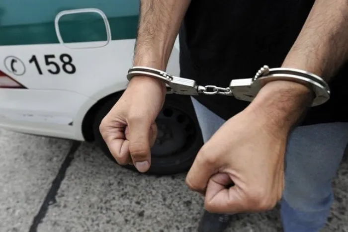 Šialená JAZDA, výstrely a útek do poľa: VODIČ nákladiaku viezol 28 migrantov!