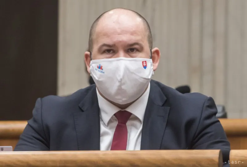 P.Pčolinský pripomenul poslancom v pléne, že nie sú právnici