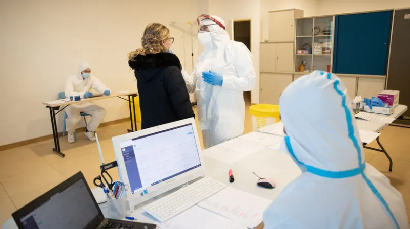 Pribudlo takmer tisíc prípadov koronavírusu. Hospitalizovaných je už vyše 600 ľudí - Domáce - Správy - Pravda.sk