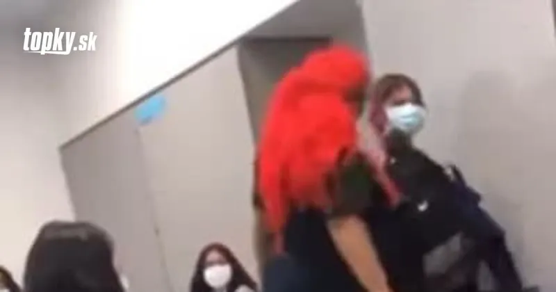 KORONAVÍRUS VIDEO, z ktorého sú ľudia zhrození: Pozrite sa, čo spravila učiteľka študentke | Topky.sk