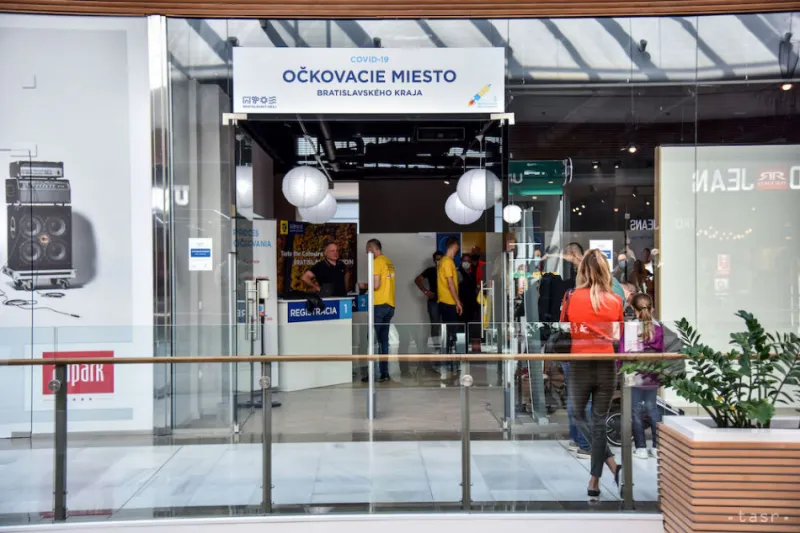 V bratislavskom nákupnom centre zahájili očkovanie proti koronavírusu