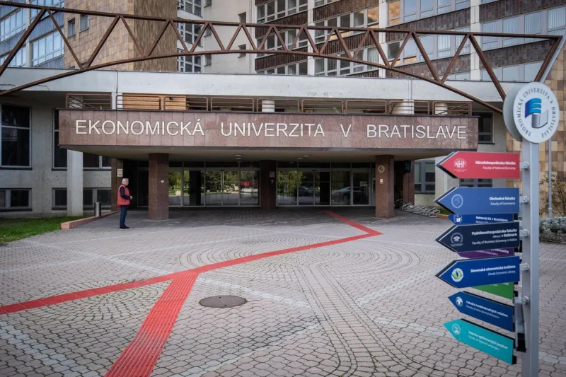 Koronavírus na Slovensku: Ako fungujú univerzity? - SME
