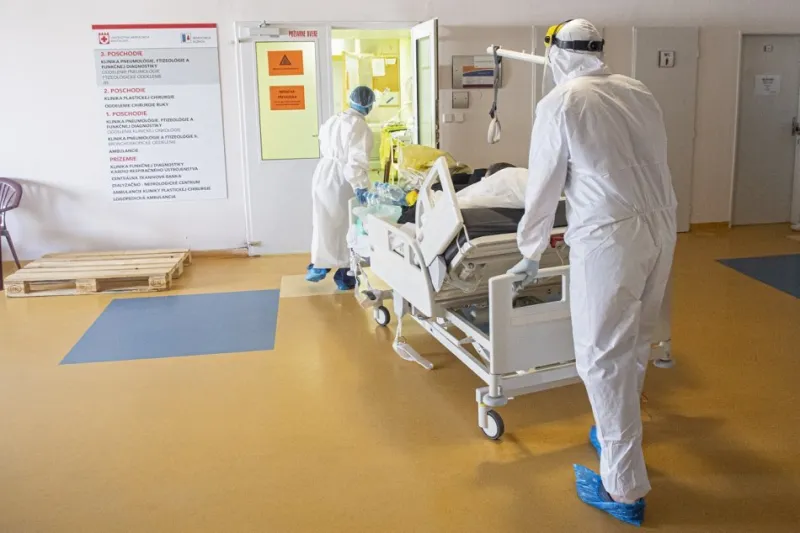 Koronavírus naberá na sile: Lôžka v nemocniciach sa naďalej PLNIA nezaočkovanými!