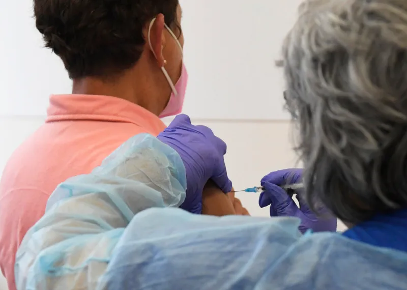 Súhlas s konšpiráciami o koronavíruse výrazne ovplyvňuje zaočkovanosť, ukazuje prieskum - SME