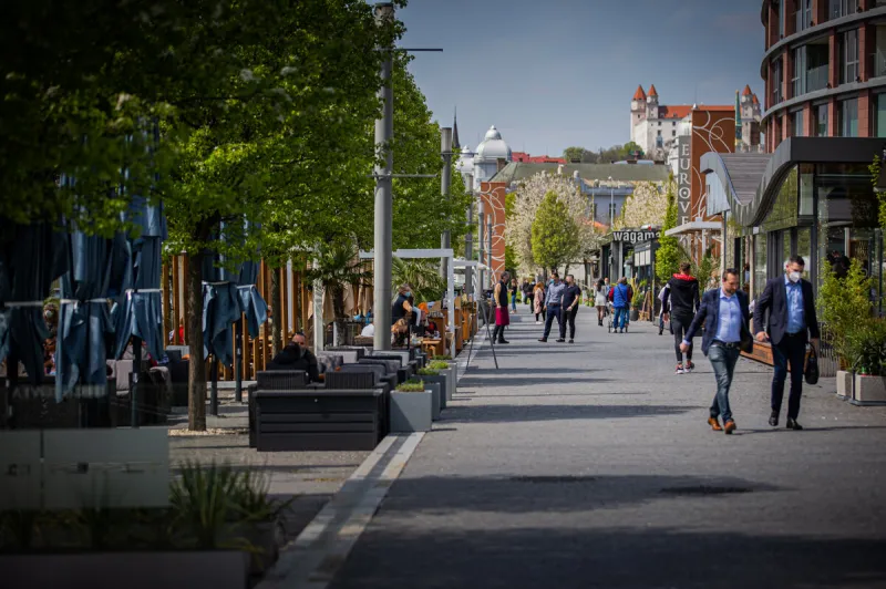 Koronavírus: Na Bratislavu sa už valí čierna farba - SME