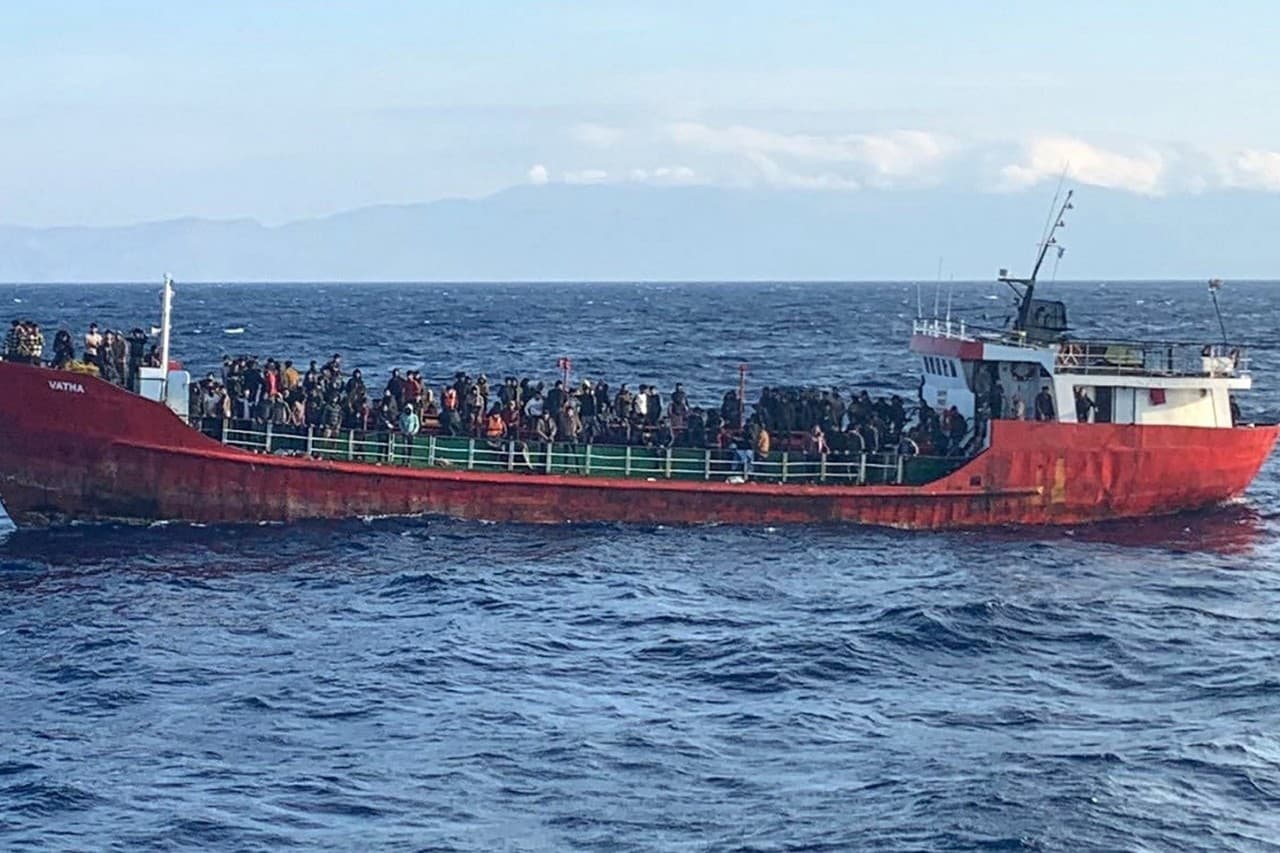 Obrovská loď, ktorá sa takmer potopila so stovkami migrantov našla útočisko: Zakotvila pri gréckom ostrove | Nový Čas